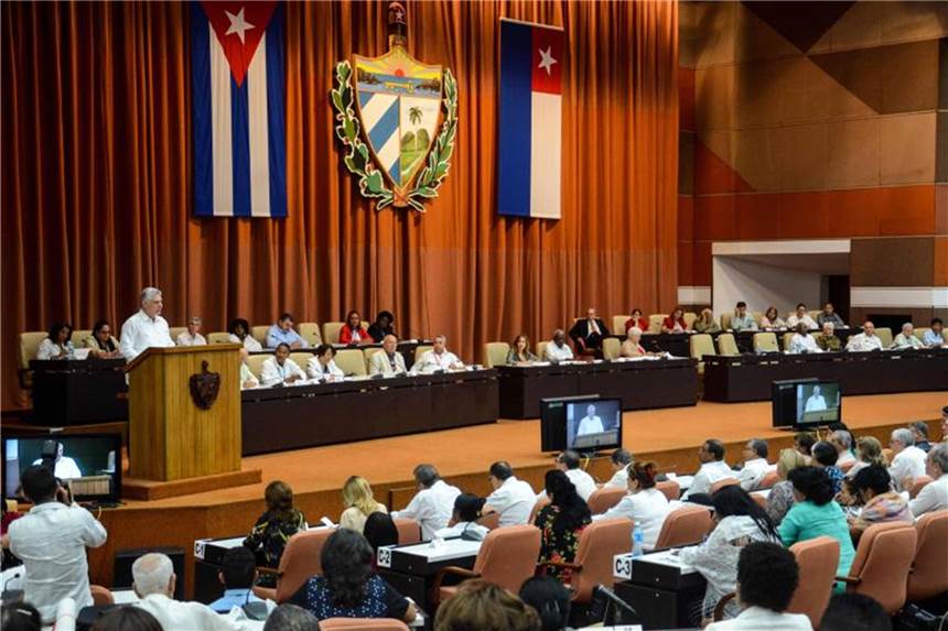 Verfassungsreform in Kuba: Privatbesitz und Ehe für alle Kubas Präsident Miguel Diaz-Canel steht bei der Debatte um die Verfassungsreform im Parlament in Havanna am Rednerpult. Foto: Abel Padrón Padilla/ACN