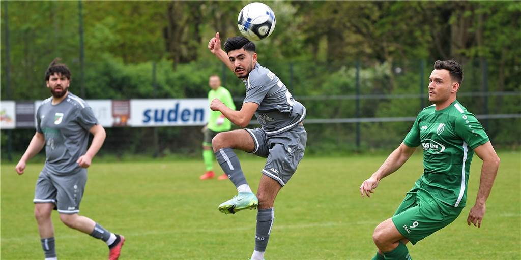 Markus Röskes Altendorfer kämpften neun gegen elf - und dann klaut der Schiri noch ein Tor Kubilay Emre-Erken am Ball