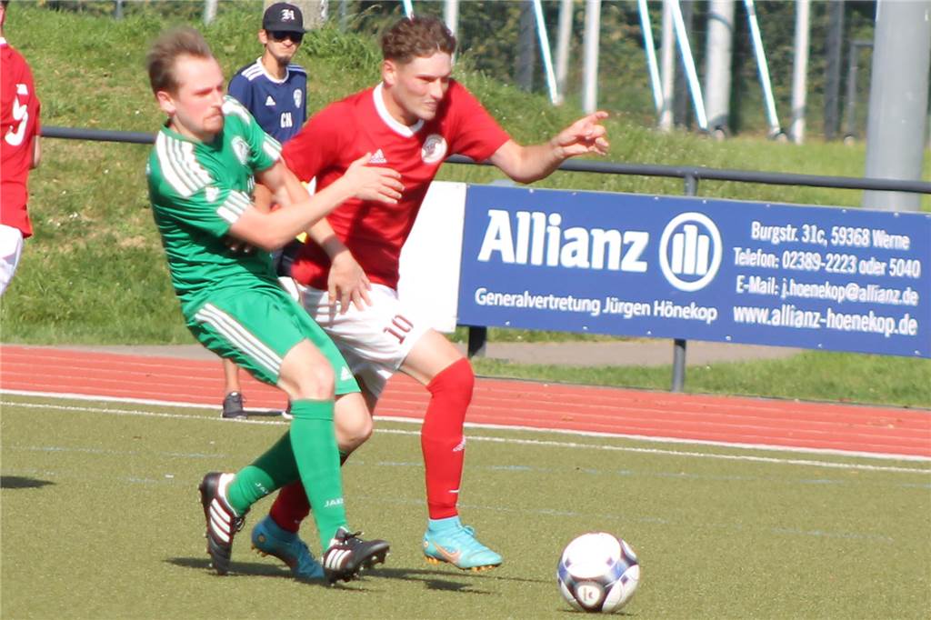 Schulnoten der Kamener Teams zum Saisonstart: Zwei Mannschaften mit maximaler Ausbeute Kubilay Kanar (r.) und der TSC Kamen konnten sich gegen den Holzwickeder SC II knapp durchsetzen.