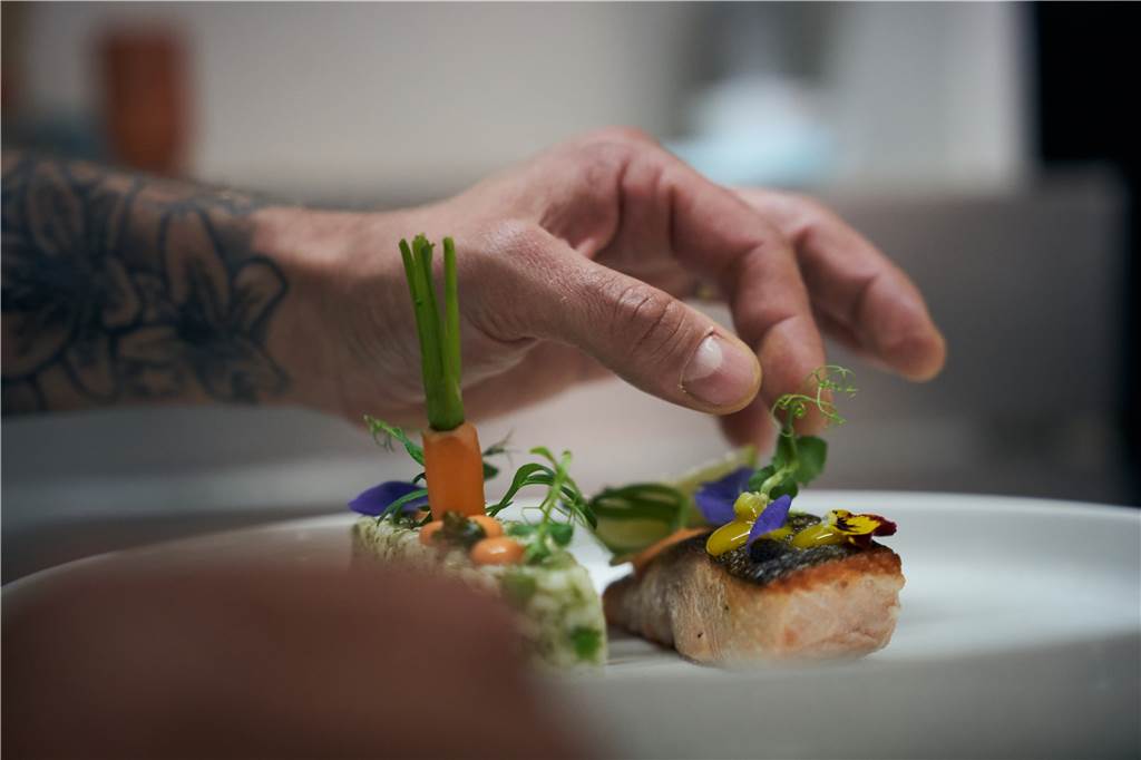 Das sind die schönsten Biergärten am Wasser in Dortmund und im Ruhrgebiet Küchenimpression mit Lachs in der Villa Vue von Mirjam Boes.