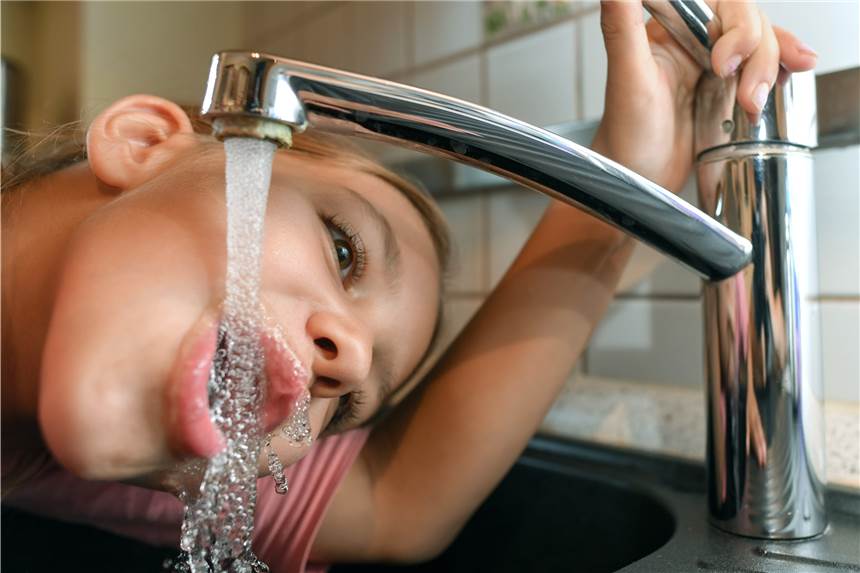 So sparen Sie warmes Wasser im Haushalt ein Kühles Leitungswasser aus dem Wasserhahn ist in den meisten Städten ebenso genießbar wie Mineralwasser. Im Haushalt gilt es nun, angesichts horrender Energiepreise Warmwasser einzusparen.