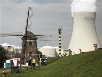 Kühltürme des Atomkraftwerks Doel bei Antwerpen. Foto: Oliver Berg/Archiv