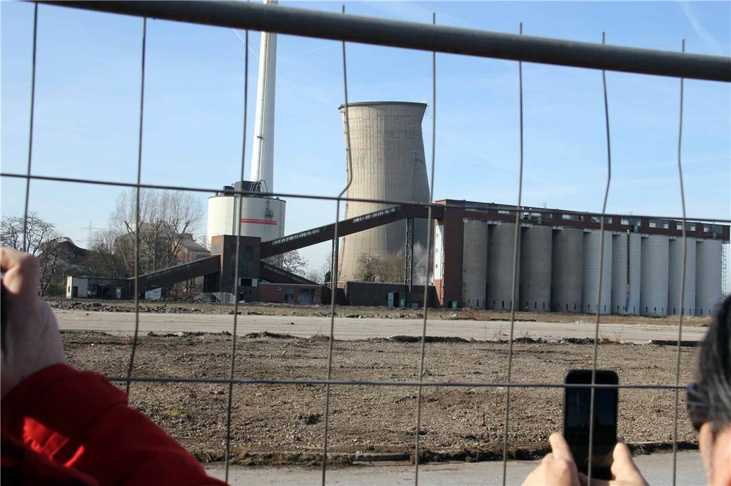 Kraftwerk Knepper gesprengt - Fotos, Videos, Stimmen und alle Infos Kühlturm und Schornstein des Kraftwerks Knepper legen sich gegen 12.11 Uhr nach einem lauten Knall auf die Fläche des ehemaligen Kraftwerks. Hunderte Menschen filmen die Szenen.