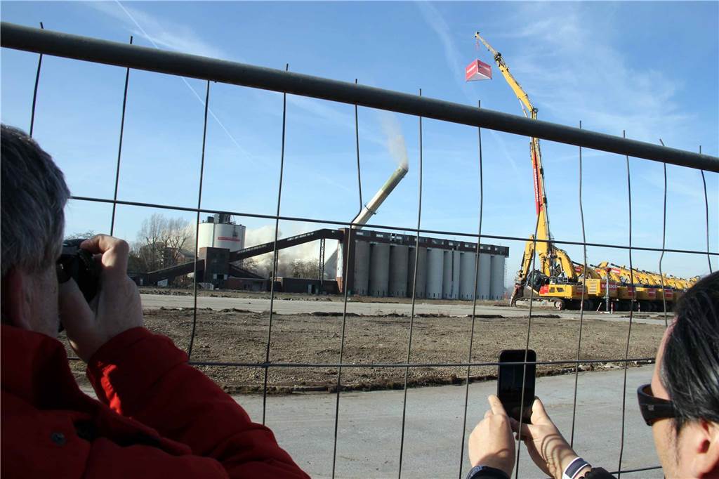 Kraftwerk Knepper gesprengt - Fotos, Videos, Stimmen und alle Infos Kühlturm und Schornstein des Kraftwerks Knepper legen sich gegen 12.11 Uhr nach einem lauten Knall auf die Fläche des ehemaligen Kraftwerks. Hunderte Menschen filmen die Szenen.