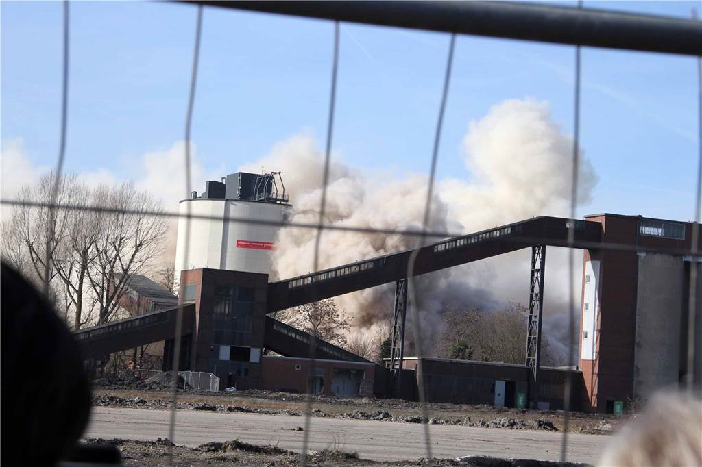 Kraftwerk Knepper gesprengt - Fotos, Videos, Stimmen und alle Infos Kühlturm und Schornstein des Kraftwerks Knepper legen sich gegen 12.11 Uhr nach einem lauten Knall auf die Fläche des ehemaligen Kraftwerks. Hunderte Menschen filmen die Szenen.