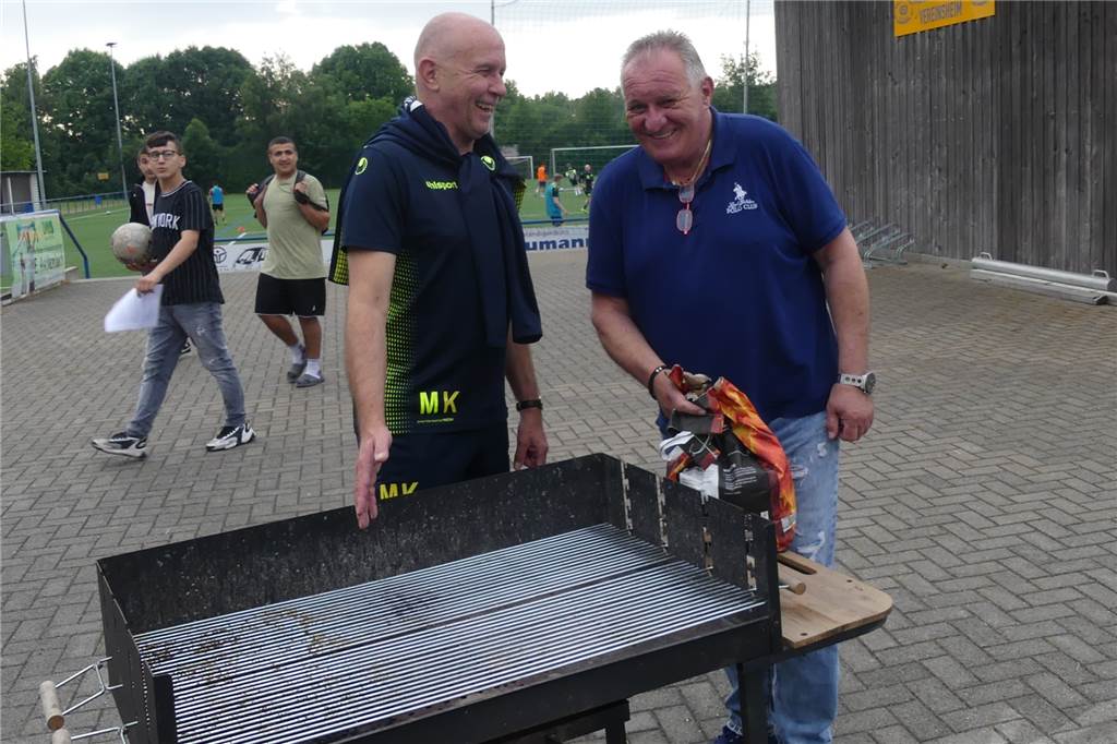 Trainingsauftakt bei Spvg Schwerin: Deutschland-Spiel drohte zu scheitern Kümmerten sich um den Grill: (v.l.) Torwart-Trainer Klaus Musielak und Geschäftsführer Peter Wach.