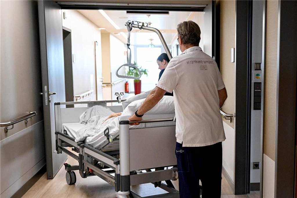 Krankenhaus-Fusion steht nichts mehr im Wege: So geht es jetzt weiter Patiententransport im Krankenhaus