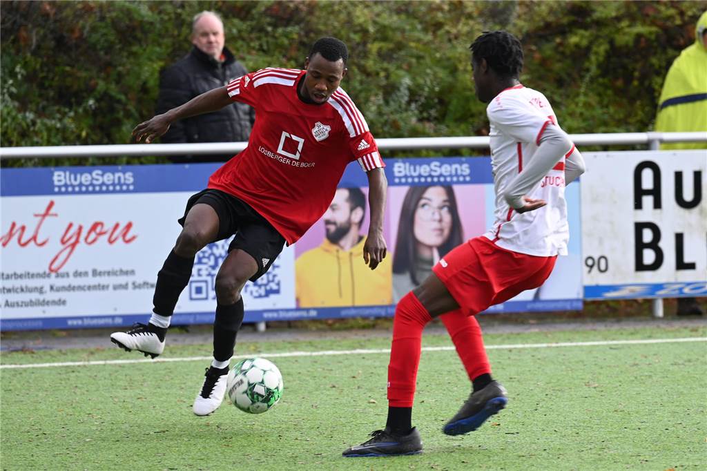 SV Lippramsdorf holt Spieler von Disteln II: Josef Ovelhey kennt ihn aus seiner Hochlar-Zeit Künfitg ein Lippramsdorfer: Distelns Mamadi Camara (l.), hier gegen Gilson Zola Landu und seinen Ex-Klub Stuckenbusch am Ball.