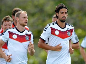 Künftig Teamkollegen bei Juventus Turin: Die beiden Weltmeister Benedikt Hoewedes (l) and Sami Khedira. Foto: Thomas Eisenhuth/dpa