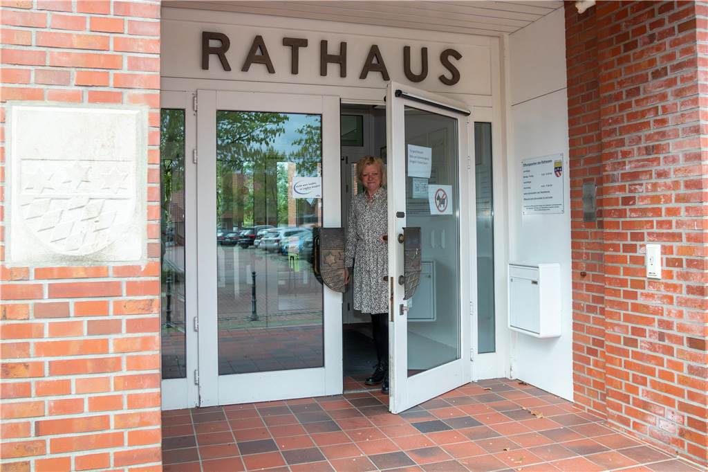 Schutz vor Übergriffen: Rathaustüren werden ab sofort abgeschlossen Michelle Brümmer an der Rathaustür