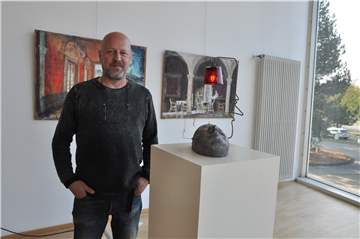 Künstler Dr. Bernhard Meyer zeigt Gemälde und ein Objekt, in dem es um den rationalen und emotionalen Teil des Gehirns geht.