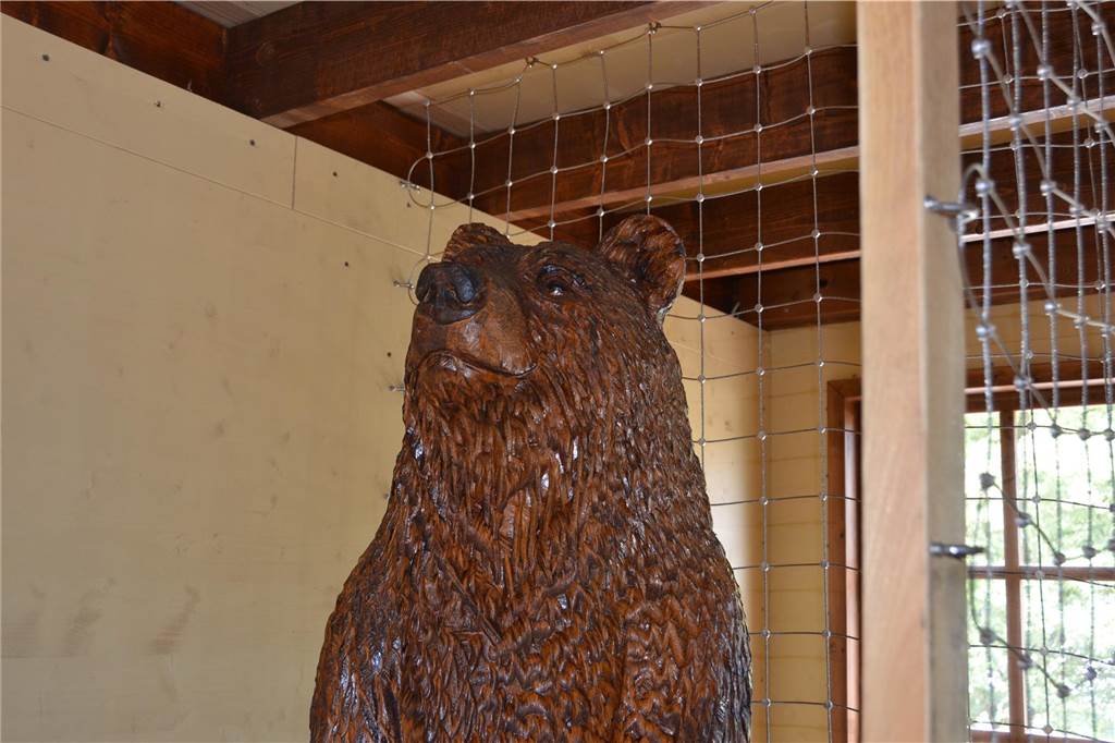 Ein Bär aus Holz im Ketteler Hof in Haltern