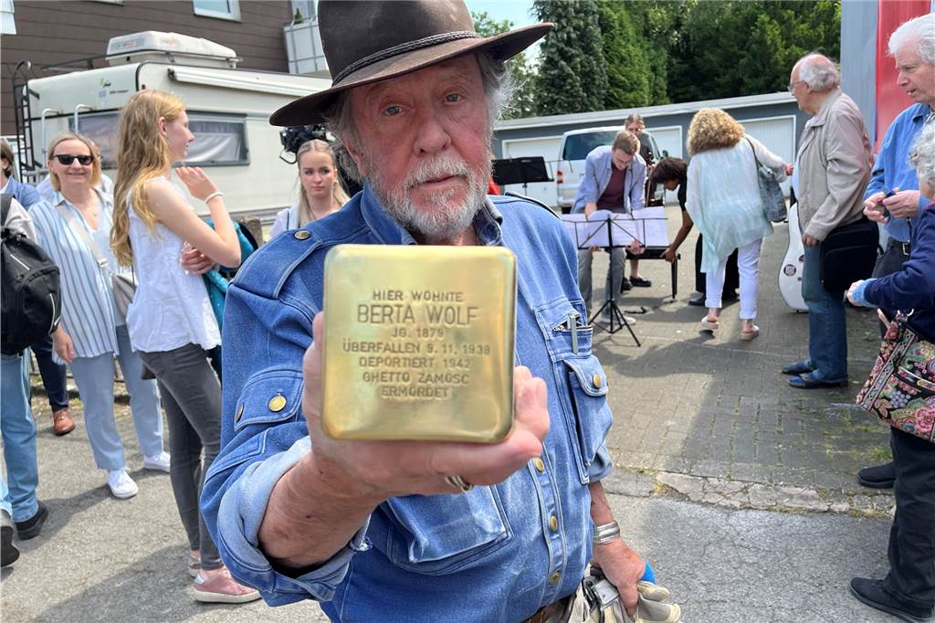 Künstler Gunter Demnig verlegt seit über 20 Jahren Stolpersteine in Gedenken an die Todesopfer des Nationalsozialismus.
