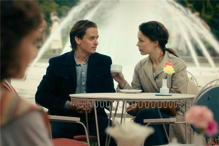 Künstler Kurt Barnert (Tom Schilling) und Studentin Elizabeth (Paula Beer) in einer Szene des Films "Werk ohne Autor". Foto: Disney