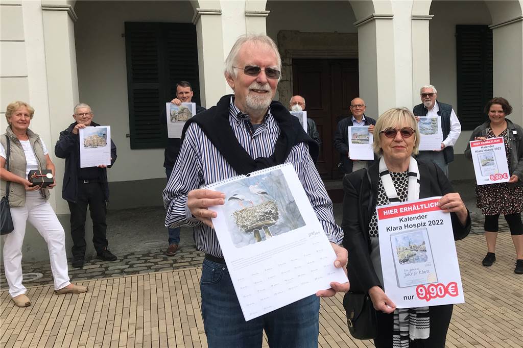 Neuer Kalender mit Dorstener Motiven: Erlös für ein wichtiges Projekt Künstler Manfred und Ehefrau Brigitte Vorholt (vorne) stellten sich ehrenamtlich für den Kalender zu Gunsten des Klaras-Hospiz-Neubaus zur Verfügung. Hier bei der Übergabe in Dorsten mit Vertretern vom Förderverein, vom Vereins für Orts- und Heimatkunde und Bürgermeister Tobias Stockhoff.