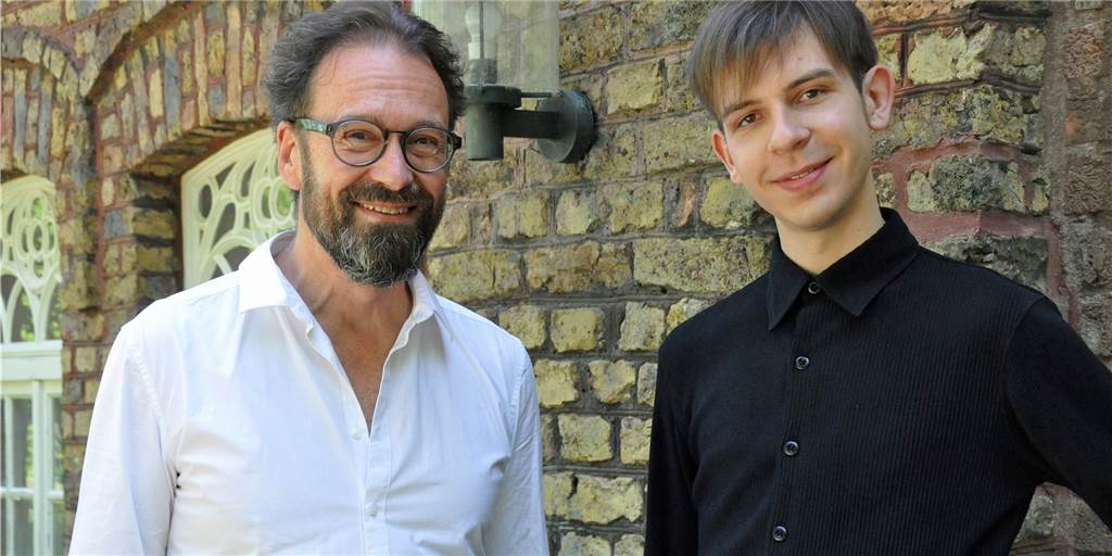 Kulturpreis 2021: Kreative Botschafter weit über Lünens Grenzen hinaus Künstler Markus Wengrzik (l.) erhielt den Kulturpreis 2021 der Stadt Lünen, Flötist Marvin Moch wurde mit dem Kulturförderpreis geehrt. Beide machten die Veranstaltung zu einem besonderen Kulturereignis.