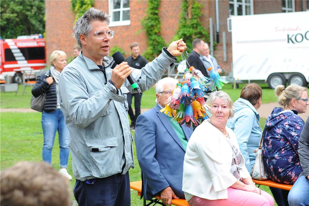 Landesmusikakademie lässt es bei Feier zum 30-jährigen Bestehen klingen und krachen Künstler Ralf Schreiber (vorne, l.) präsentierte die von Schülern gebauten Klangkörper.