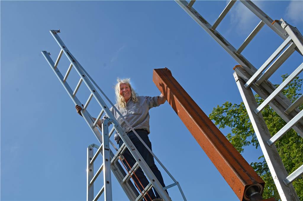 Skulpturenschau eröffnet neue Blicke auf die Stadt Stadtlohn Künstler Ulrich Hassenflug beim Aufbau seines Stahl-Kunstwerks Knicks