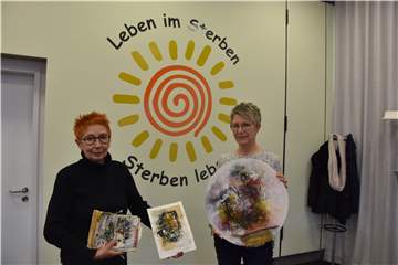 Künstlerin Anna Schüler und Dorothea Stockmann, Koordinatorin des Hospizvereins, arbeiten beim Traueratelier eng zusammen.