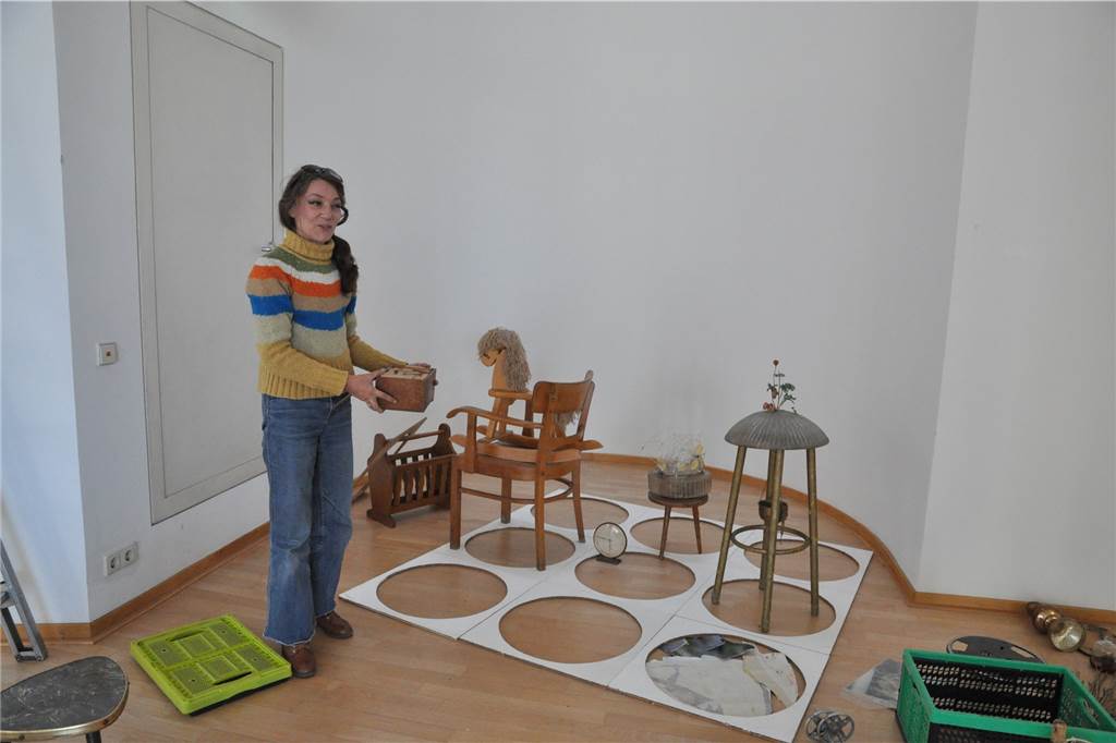 Neue Ausstellung: Wie Lüner Künstler sich einem schwierigen Thema annähern Künstlerin Gudrun Kattke beim Aufbau ihrer Arbeit in der Stadtgalerie im Hansesaal.