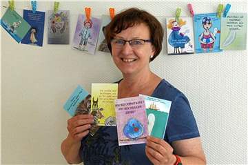 Künstlerin Ilona Betker aus Haltern malt die Mutmach-Karten.