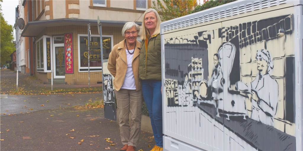 Graffiti-Künstlerin setzt in Dorsten dem Tante-Emma-Laden von Oma und Opa ein Denkmal Frauen vor Kunstwerk.