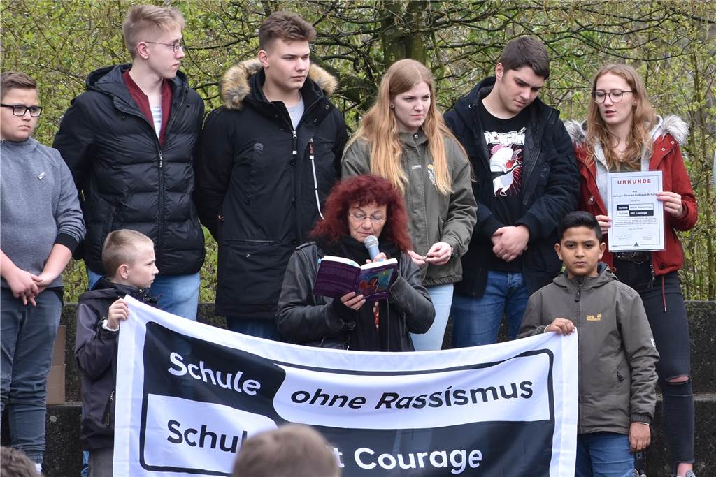 Als Schule ohne Rassismus hat das JCS eine Auszeichnung erhalten, aber auch einen Auftrag Künstlerin und Patin der Schule Isabel Liphtay trägt das erste Gedicht vor, welches sie auf Deutsch geschrieben hat.