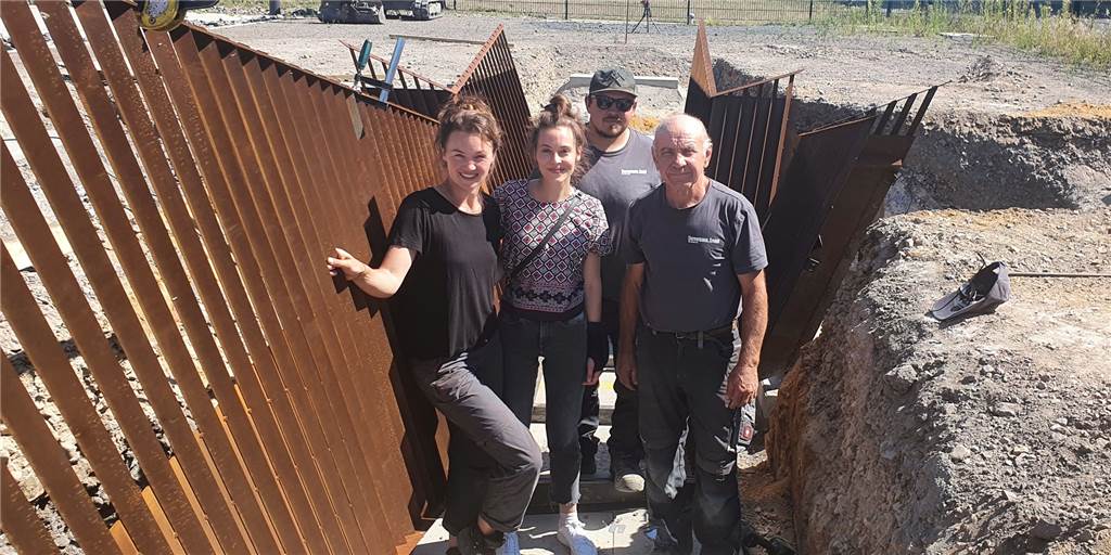 Tisa-Archiv Dorsten: Künstlerin macht Gelände zu begehbarem Kunstwerk Künstlerin und Tisa-Preisträgerin Claudia Piepenbrock, Projektleiterin Josefine Voss (Tisa-Stiftung) und zwei Mitarbeiter der ausführenden Baufirma in der entstehenden begehbaren Skulptur am Tisa-Archiv