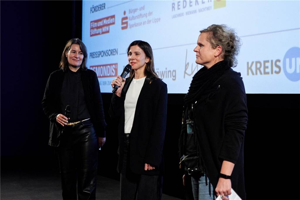 Fazit zum Kinofest 2023: Emotionale Momente und ausverkaufter Dortmund-Tatort Künstlerische Leiterin Sonja Hofmann (v.l.) mit Schauspielerin Aylin Tezel und Moderatorin Antje Knapp.