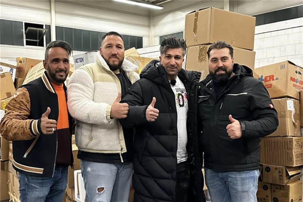 Hilfe für Erdbebenopfer in der Türkei: Diese Stellen sammeln Spenden in Dortmund Kürsat Yildirim alias Lotto-Millionär Chico (Zweiter von rechts) zu Besuch in der Dortmunder Transportfirma Bärens & Löwen: Chico möchte einen Lkw mit Hilfsgütern in die Erdbebenregion an der türkisch-syrischen Grenze schicken. Dafür hat er Kontakt zu dem Unternehmen geknüpft.
