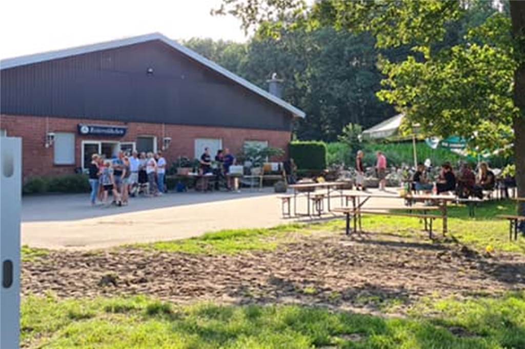 Crowdfunding: Traum vom neuen Voltigierpferd wird Wirklichkeit Kürzlich gab es ein kleines Sommerfest beim Reitverein, zu dem auch die „Gönner“ eingeladen waren.