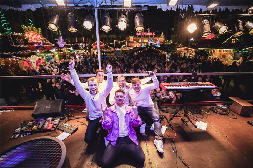 Die Dortmunder Band „Max im Parkhaus“ singt bei der „Weihnacht unterm Baum“ Kürzlich ist die Band „Max im Parkhaus“ auf der Showbühne des Dortmunder Weihnachtsmarkts aufgetreten, am Montagabend spielen sie bei „Weihnacht unterm Baum“ auf der WDR-Bühne.