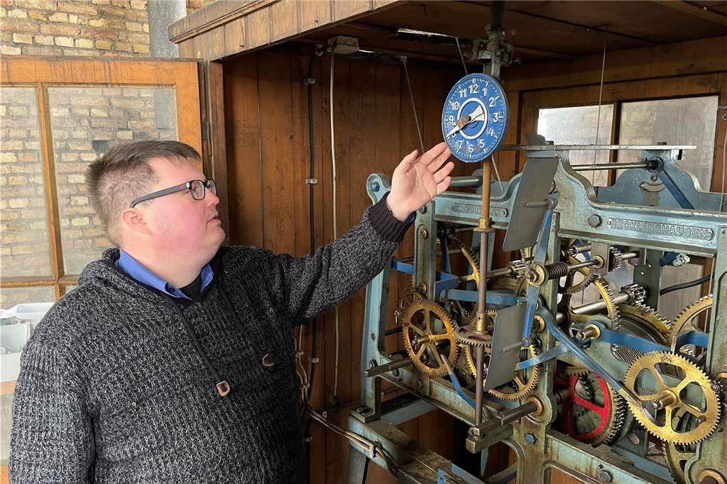Küster Marco Hüsing am fast 90 Jahre alten Uhrwerk der Werner Stadtkirche.