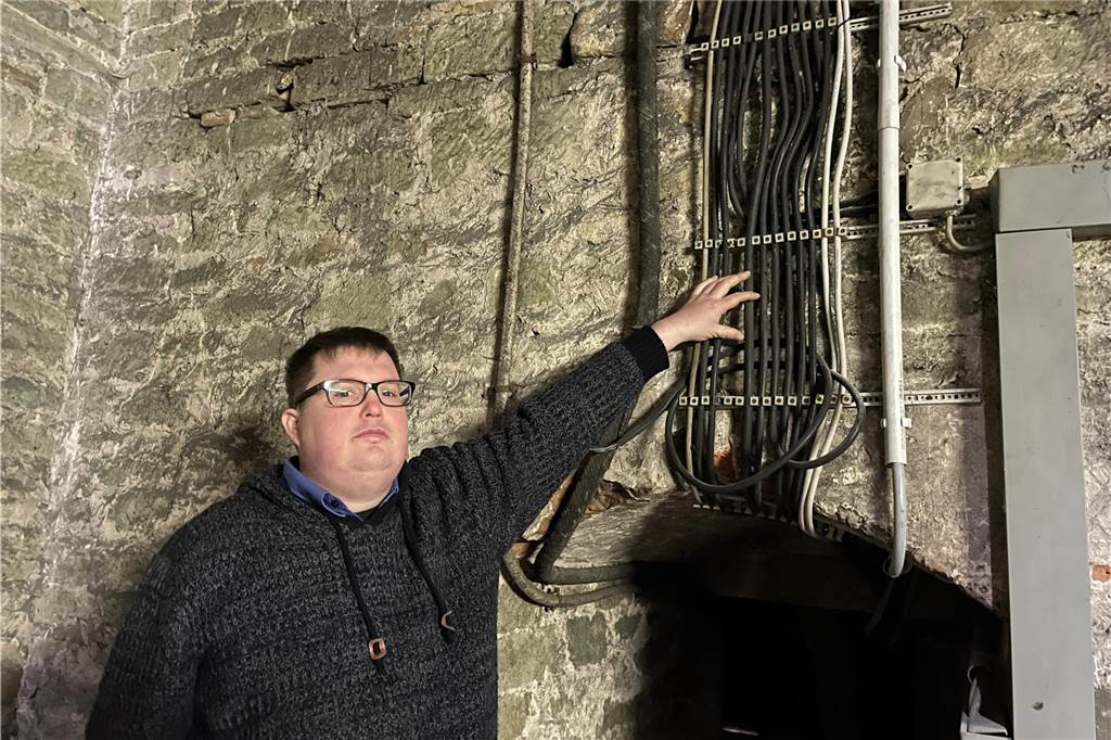 Küster Marco Hüsing zeigt alte Kabelstränge, die in den nächsten Tagen ersetzt werden.