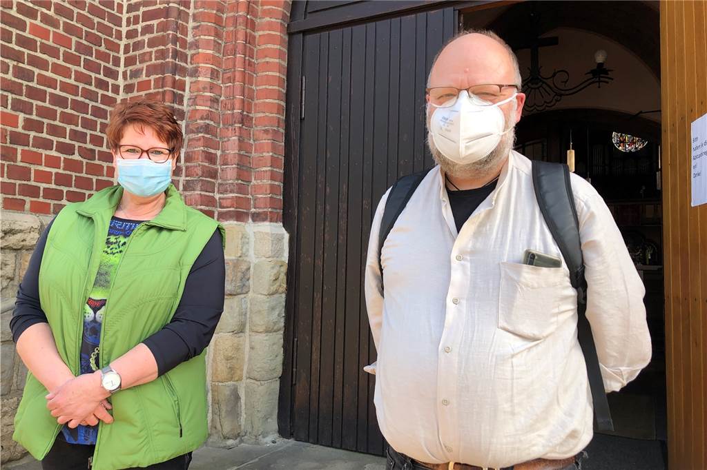 Ärger im Stadtteil: Ist Glockenläuten in Wohngebieten schön oder nervig? Küsterin Heike Simon und Pfarrer Rainer Engbert haben kein Verständnis für Kritik am Glockengeläut der evangelischen Kirche Husen