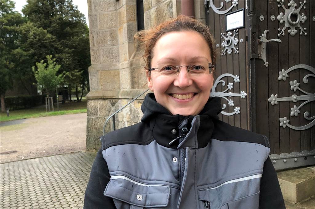 Besorgte Blicke zum Kirchturm: Darum war die Feuerwehr an der Asselner Lutherkirche Küsterin Lilli Schönleben war es, die die Freiwillige Feuerwehr Asseln in die Lutherkirche eingeladen hatte.