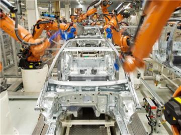 Kuka ist einer der größten Hersteller von Industrierobotern. Foto: Julian Stratenschulte