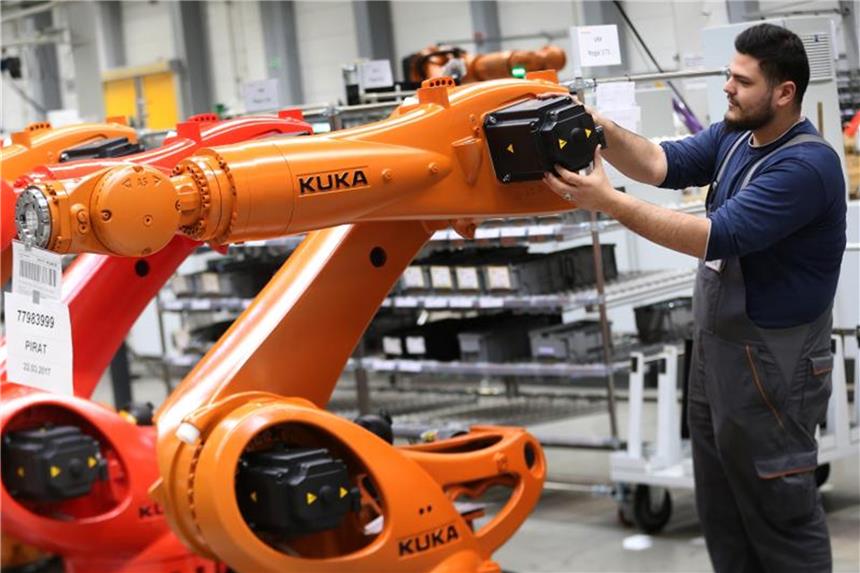 Maschinenbau: Handelsbarrieren würden Wohlstand schaden Kuka-Zentrale in Augsburg: Deutschlands Maschinenbauer fordern von der künftigen Bundesregierung ein starkes Engagement für den Freihandel. Foto: Karl-Josef Hildenbrand/Illustration
