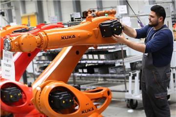 Kuka-Zentrale in Augsburg: Deutschlands Maschinenbauer fordern von der künftigen Bundesregierung ein starkes Engagement für den Freihandel. Foto: Karl-Josef Hildenbrand/Illustration