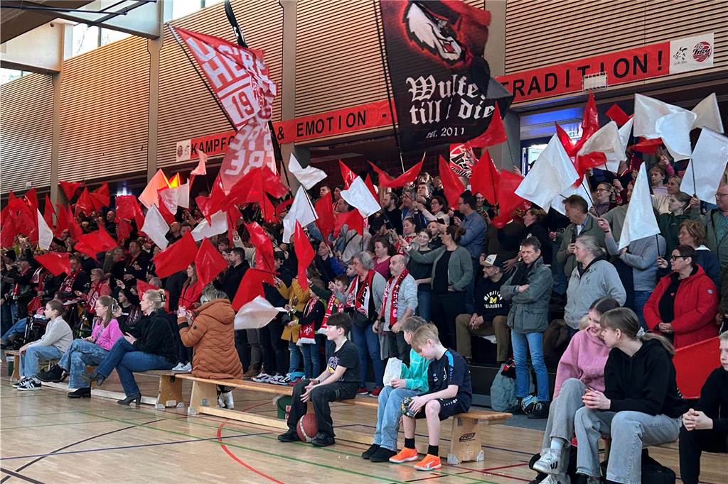 BSV Wulfen verliert das „Finale te Huus“: SV Haspe ist WBV-Pokalsieger 2025 Fans des BSV Wulfen tauchen die Tribüne in ein rot-weißes Fahnenmeer