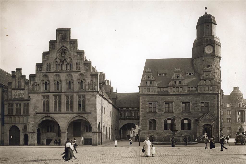 Kreuz-Grundschule: Berühmter Stadtbaurat lieferte die Pläne für Prachtbau Kullrich lieferte die Pläne zur Rekonstruktion des Alten Rathauses am Markt und für das Sparkassen- und Bibliotheksgebäude (r.).