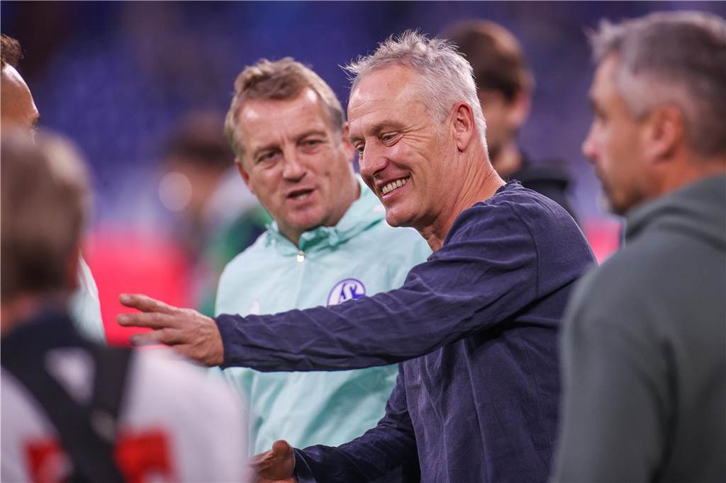 Emotionale Worte einer Schalker Kultfigur 30.10.2022, Fussball, Saison 2022/2023, 1. Bundesliga, 12. Spieltag, FC Schalke 04 - SC Freiburg, v. l. Co-Trainer Mike Büskens (FC Schalke 04), Cheftrainer Christian STREICH (SC Freiburg