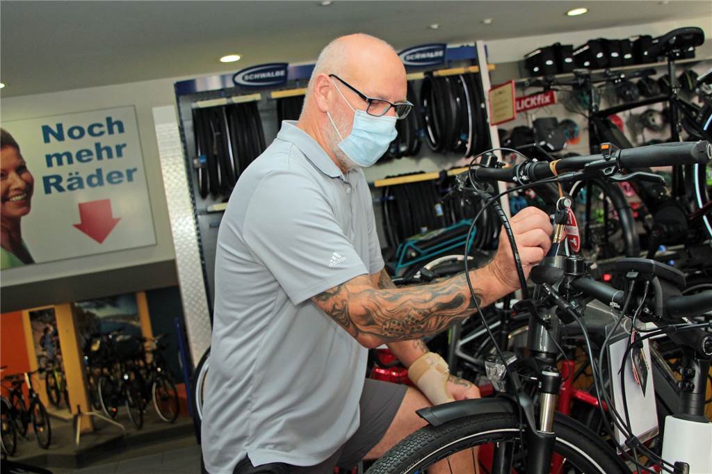 Händler in Werne: Schon die Hälfte aller verkauften Räder hat einen E-Motor Kunde Uwe Ellerkmann schaut sich bei den E-Bikes um.