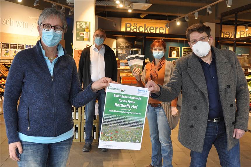 Kunden haben weitere 4000 Euro für das Blühwiesenprojekt des Rotthoff Hofs in Kirchhellen gespendet - darüber freuen sich Bernadette Müting-Spickermann, Christoph Spickermann, Sabine Ridderskamp und Ingo Backenecker.