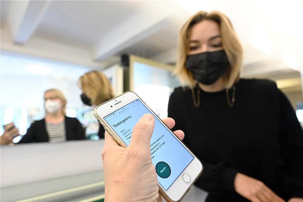 Schnelltest vor dem Friseurbesuch: „Das ist für uns eine Katastrophe“ Kunden müssen erst den negativen Schnelltest vorlegen, bevor sie in den Salon dürfen.