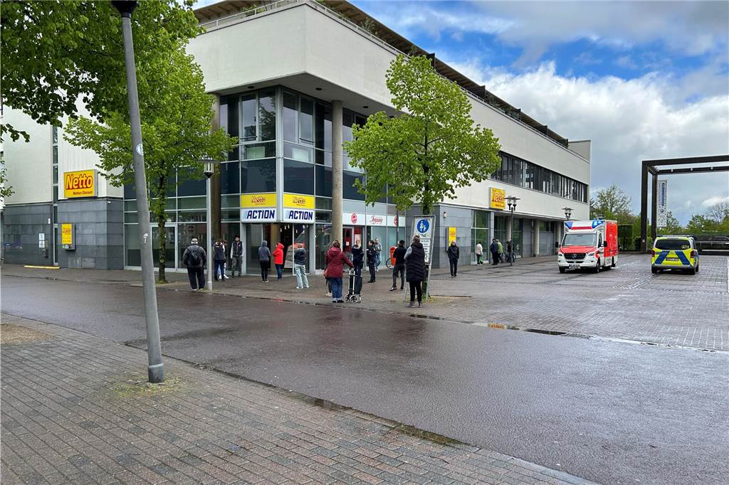 Viel Blaulicht in der Dorstener Altstadt Kundinnen und Kunden mussten das ehemalige Toom-Gebäude am Platz der Deutschen Einheit kurzfristig verlassen.