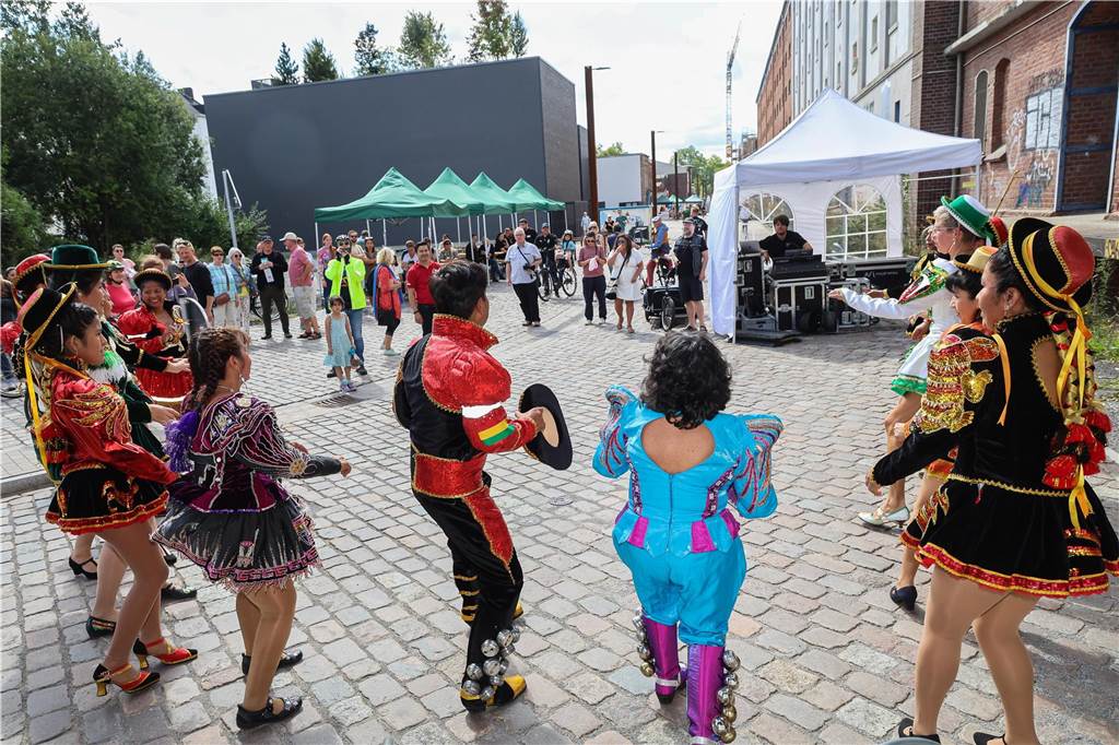 Kunst, Kultur, Musik und jede Einblicke in die Zukunft des Hafens und wie sehr er sich bereits gewandelt hat, gab es beim 11. Hafenspaziergang am 26.8. am Dortmunder Hafen.
