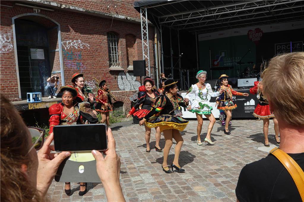 Kunst, Kultur, Musik und jede Einblicke in die Zukunft des Hafens und wie sehr er sich bereits gewandelt hat, gab es beim 11. Hafenspaziergang am 26.8. am Dortmunder Hafen.