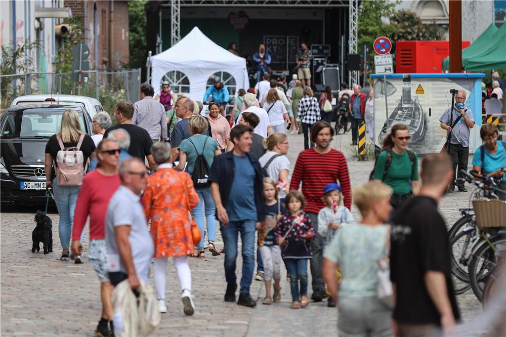 Kunst, Kultur, Musik und jede Einblicke in die Zukunft des Hafens und wie sehr er sich bereits gewandelt hat, gab es beim 11. Hafenspaziergang am 26.8. am Dortmunder Hafen.