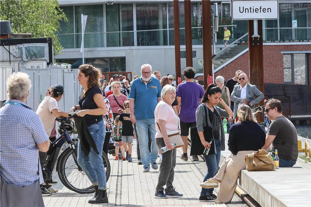 Kunst, Kultur, Musik und jede Einblicke in die Zukunft des Hafens und wie sehr er sich bereits gewandelt hat, gab es beim 11. Hafenspaziergang am 26.8. am Dortmunder Hafen.